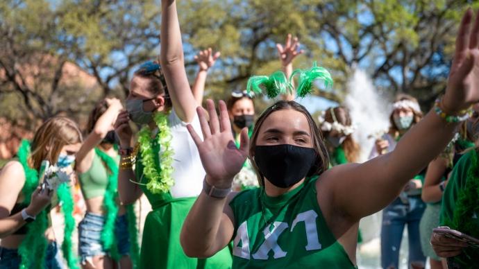 学生 celebrate in fountain on bid day