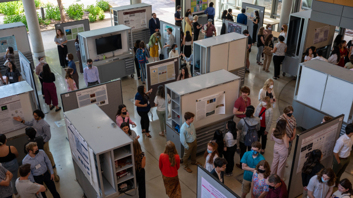 A bird's eye view of students and faculty walking around the CSI Cube at the 2022 Summer 研究 and Internship Symposium