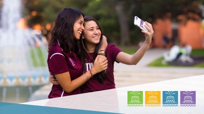 学生 take selfie at miller fountain