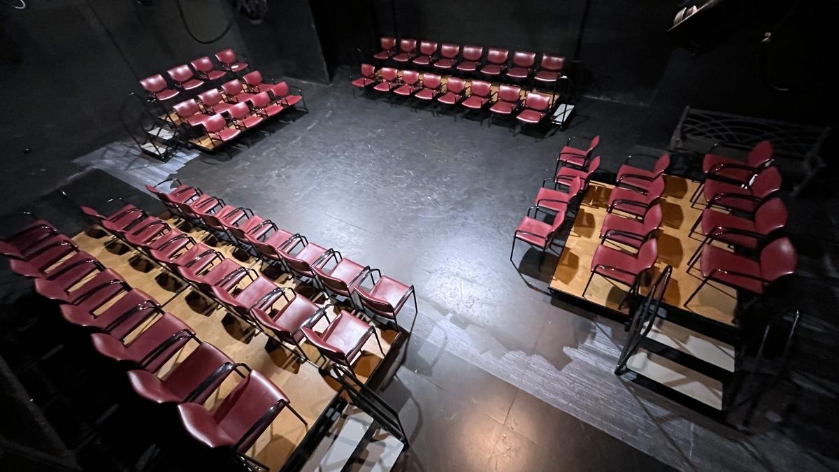 阁楼剧院 with chairs set up at all four corners of the stage